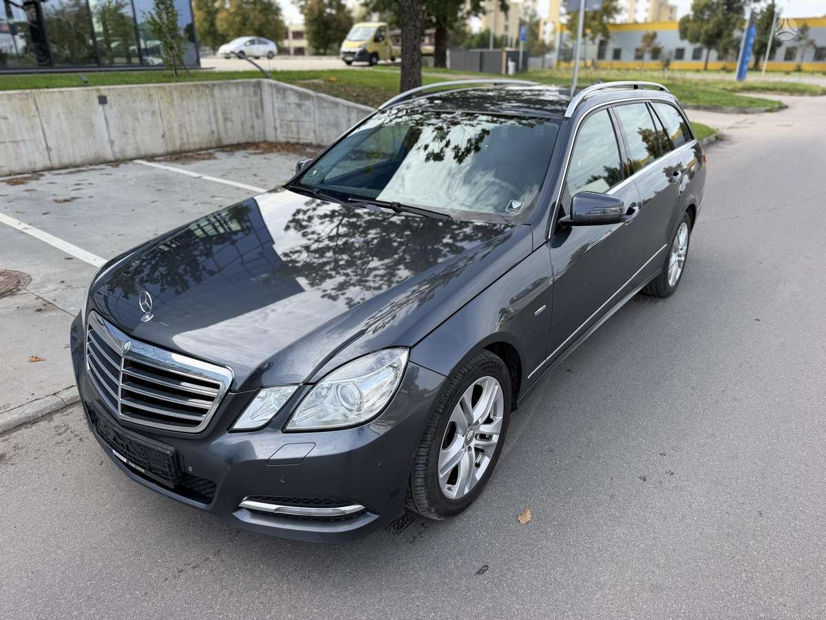 Mercedes-Benz E250 2011 — вигляд ззаду