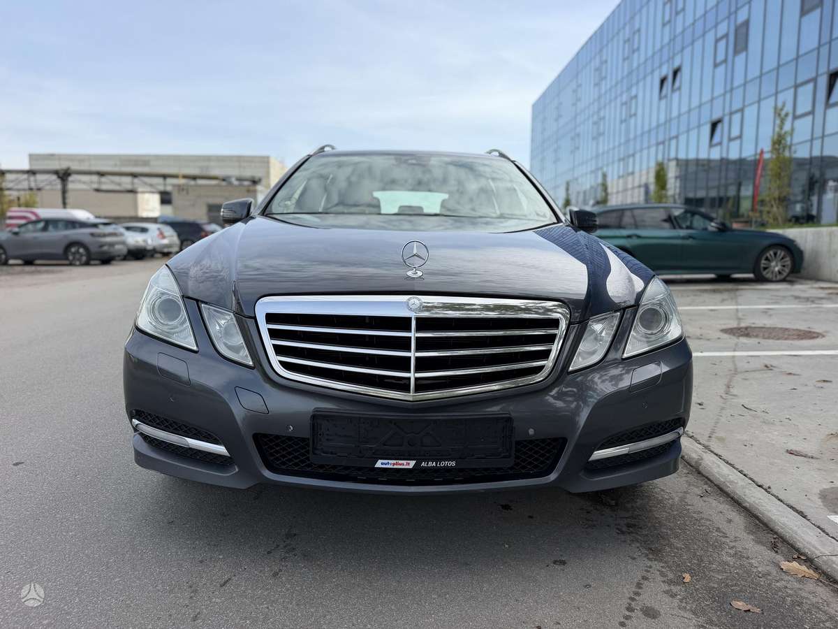 Mercedes-Benz E250 2011 — салон