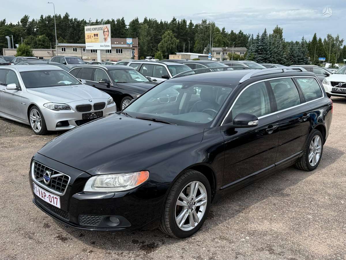 Volvo V70 2010 — вигляд ззаду