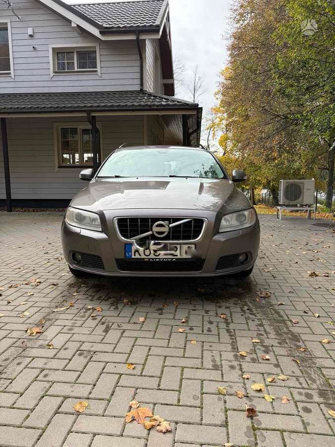 Volvo V70 2009 — вигляд ззаду