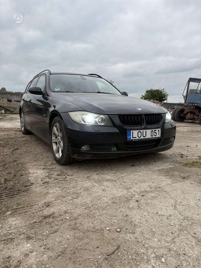 BMW 318 2008 — rear view