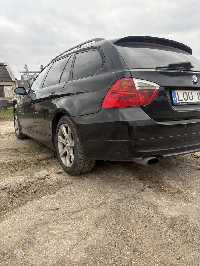 BMW 318 2008 — interior