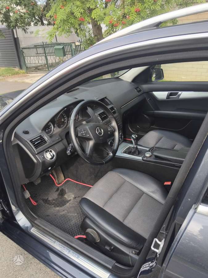 Mercedes-Benz C250 2010 — photo 14