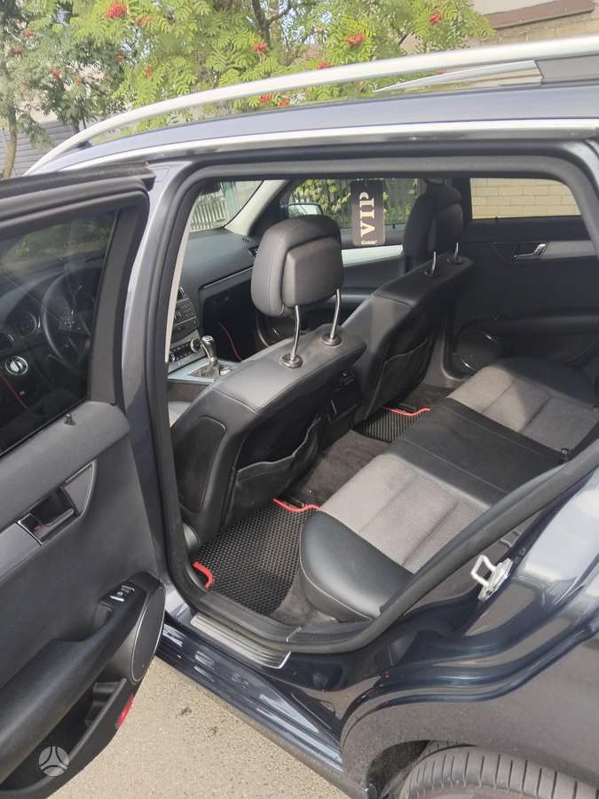Mercedes-Benz C250 2010 — photo 15