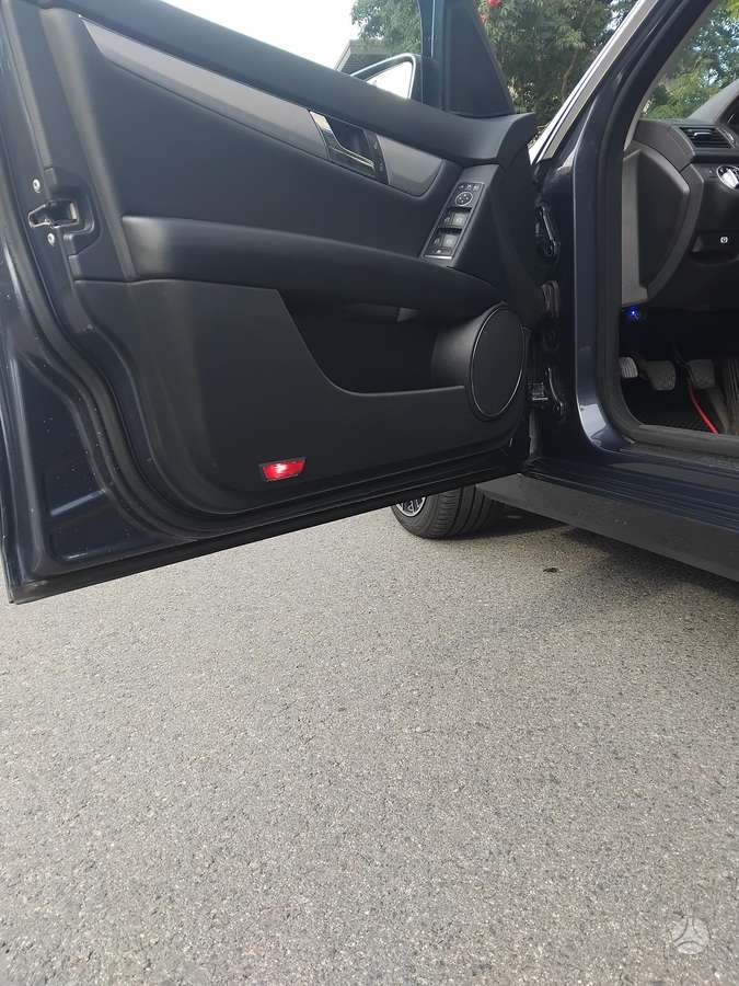 Mercedes-Benz C250 2010 — photo 17