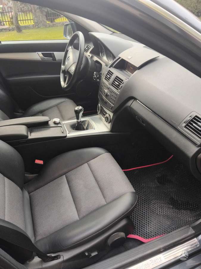 Mercedes-Benz C250 2010 — photo 23