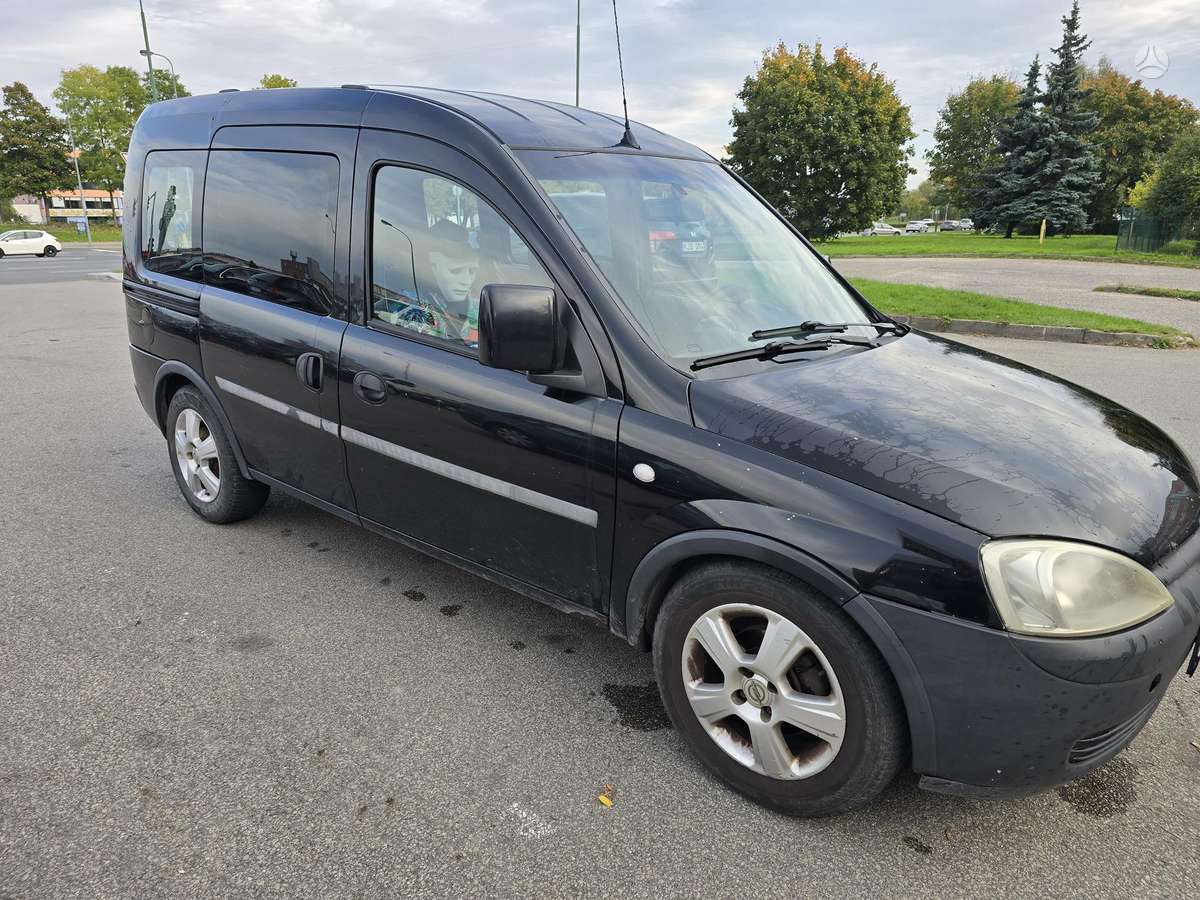 Opel Combo 2004 — rear view