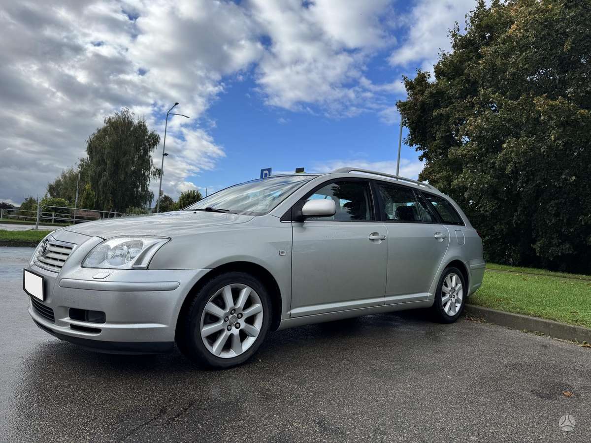 Toyota Avensis 2006 — вигляд ззаду