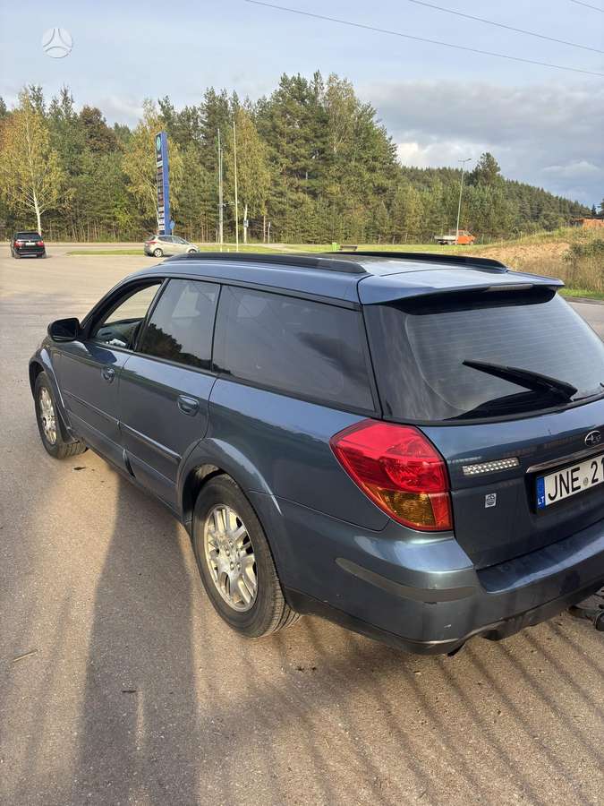 Subaru Outback 2004 — rear view