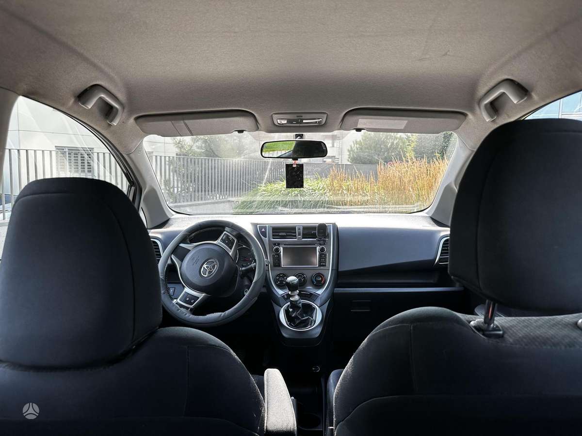 Toyota Verso-S 2012 — photo 16
