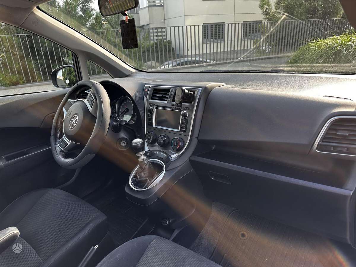 Toyota Verso-S 2012 — photo 23