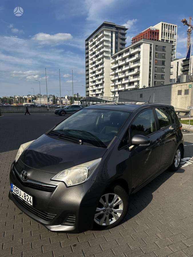 Toyota Verso-S 2012 — interior