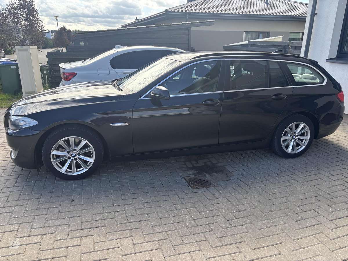 BMW 520 2012 — салон