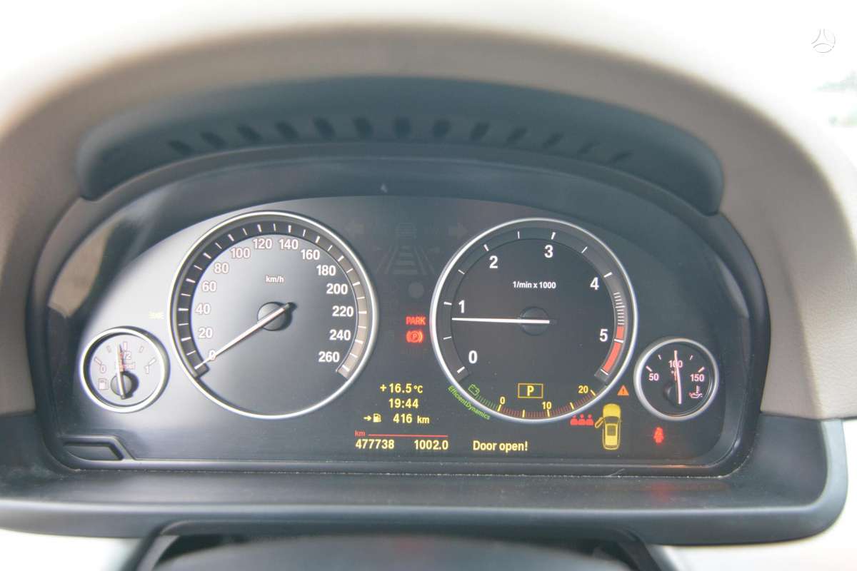 BMW 520 2011 — photo 12