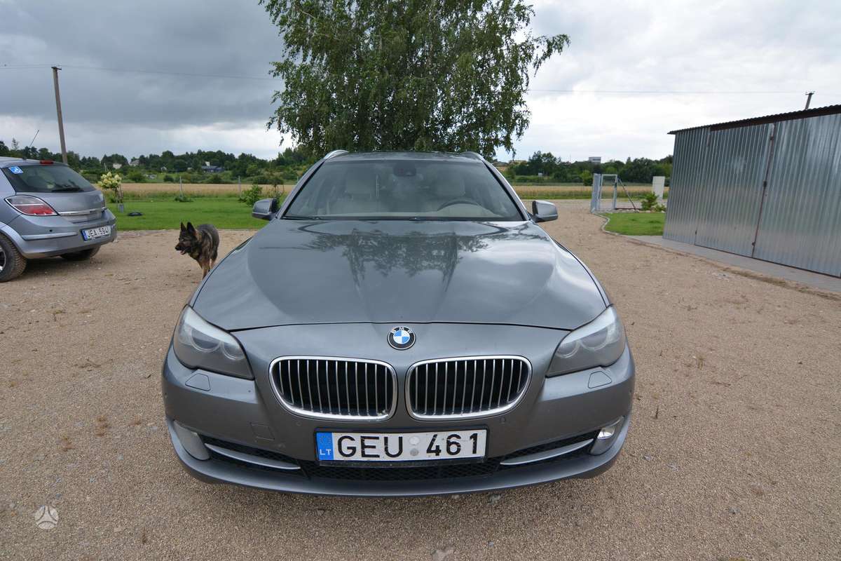 BMW 520 2011 — rear view