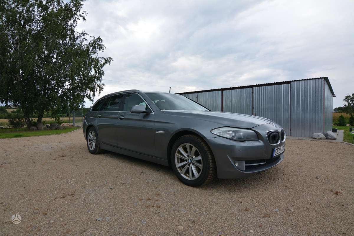 BMW 520 2011 — interior