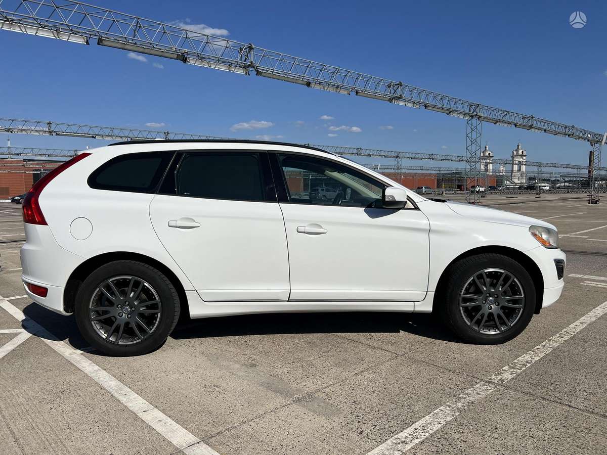 Volvo XC60 2011 — салон