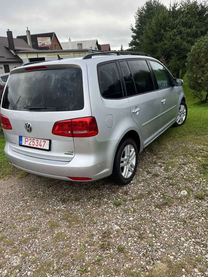 Volkswagen Touran 2014 — interior