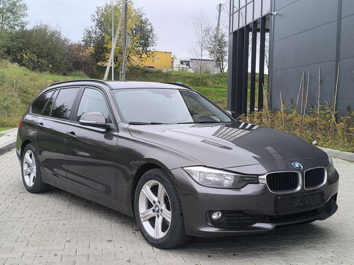 BMW 318 2015 — rear view