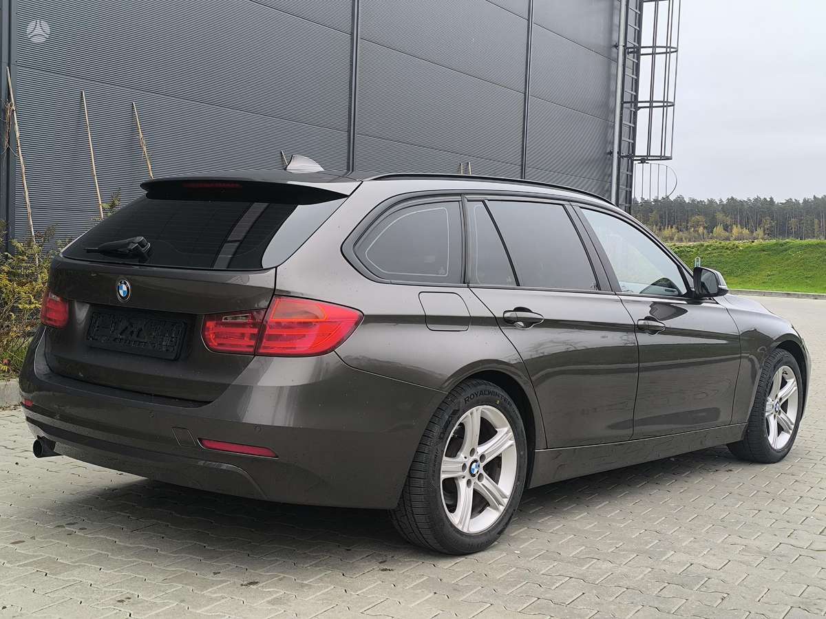 BMW 318 2015 — interior