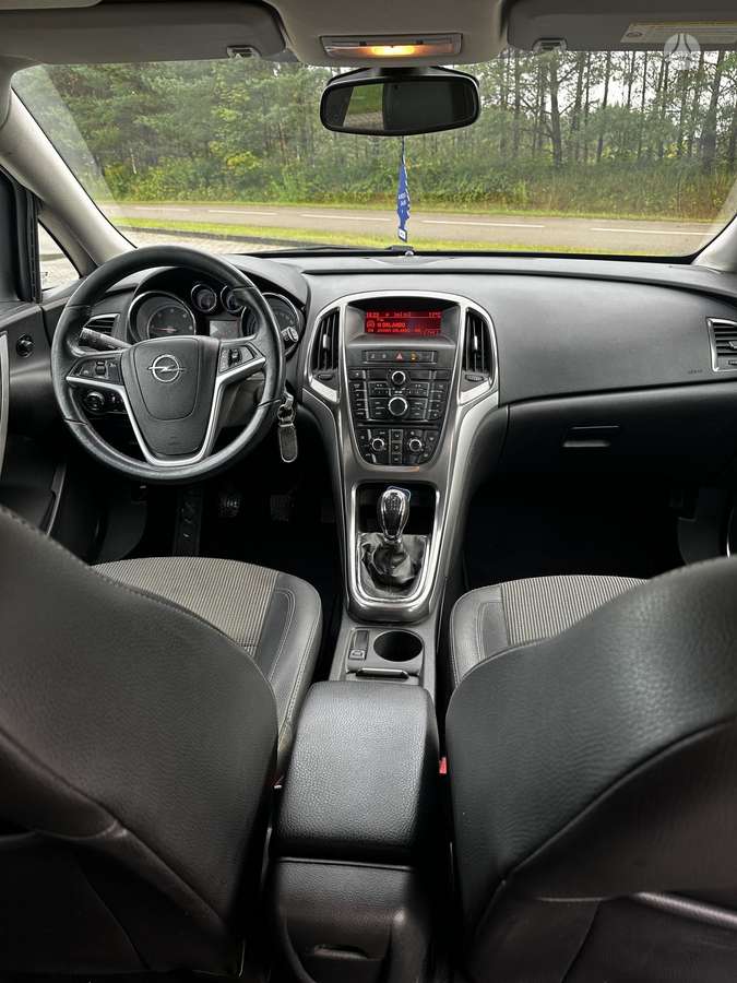 Opel Astra 2011 — photo 10