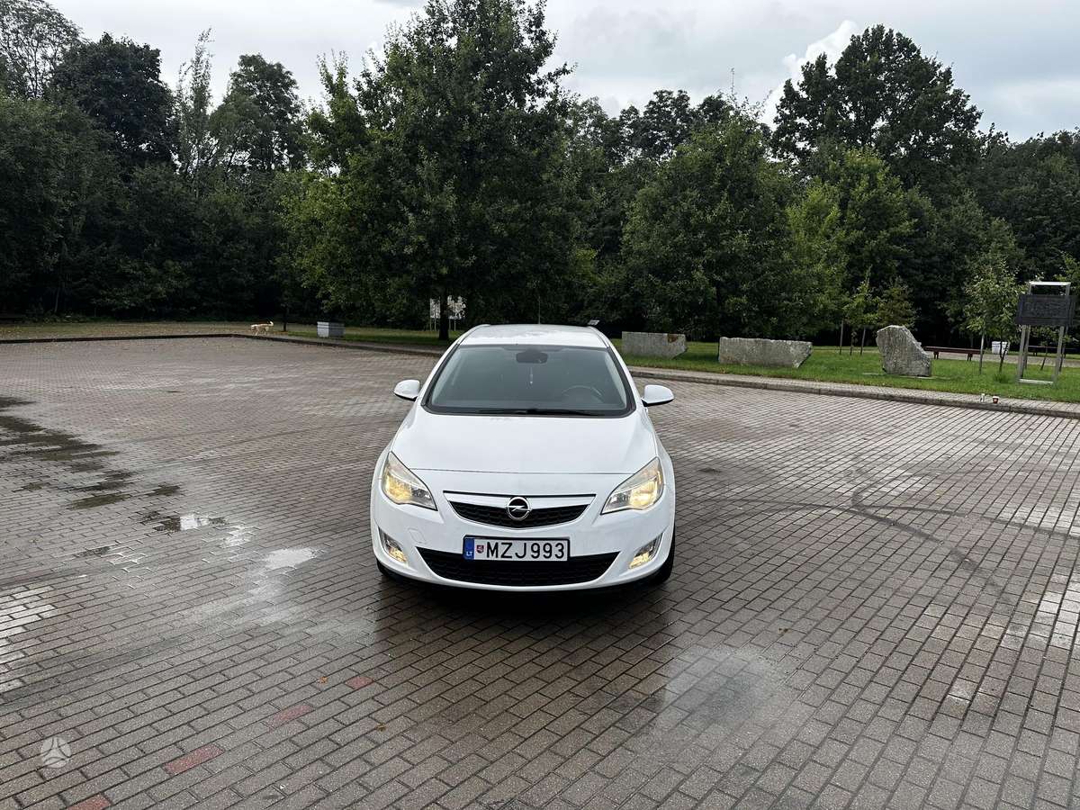 Opel Astra 2011 — rear view
