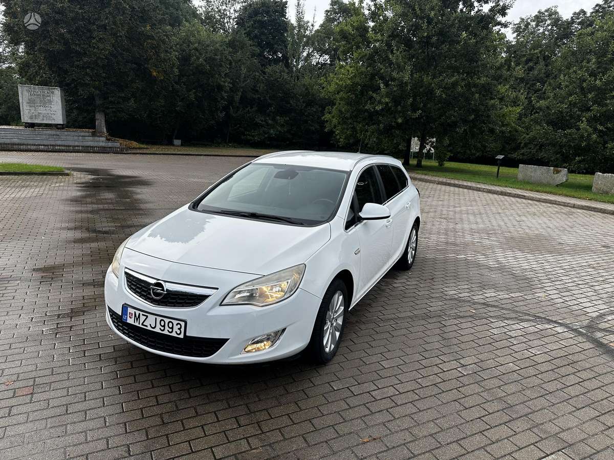 Opel Astra 2011 — interior