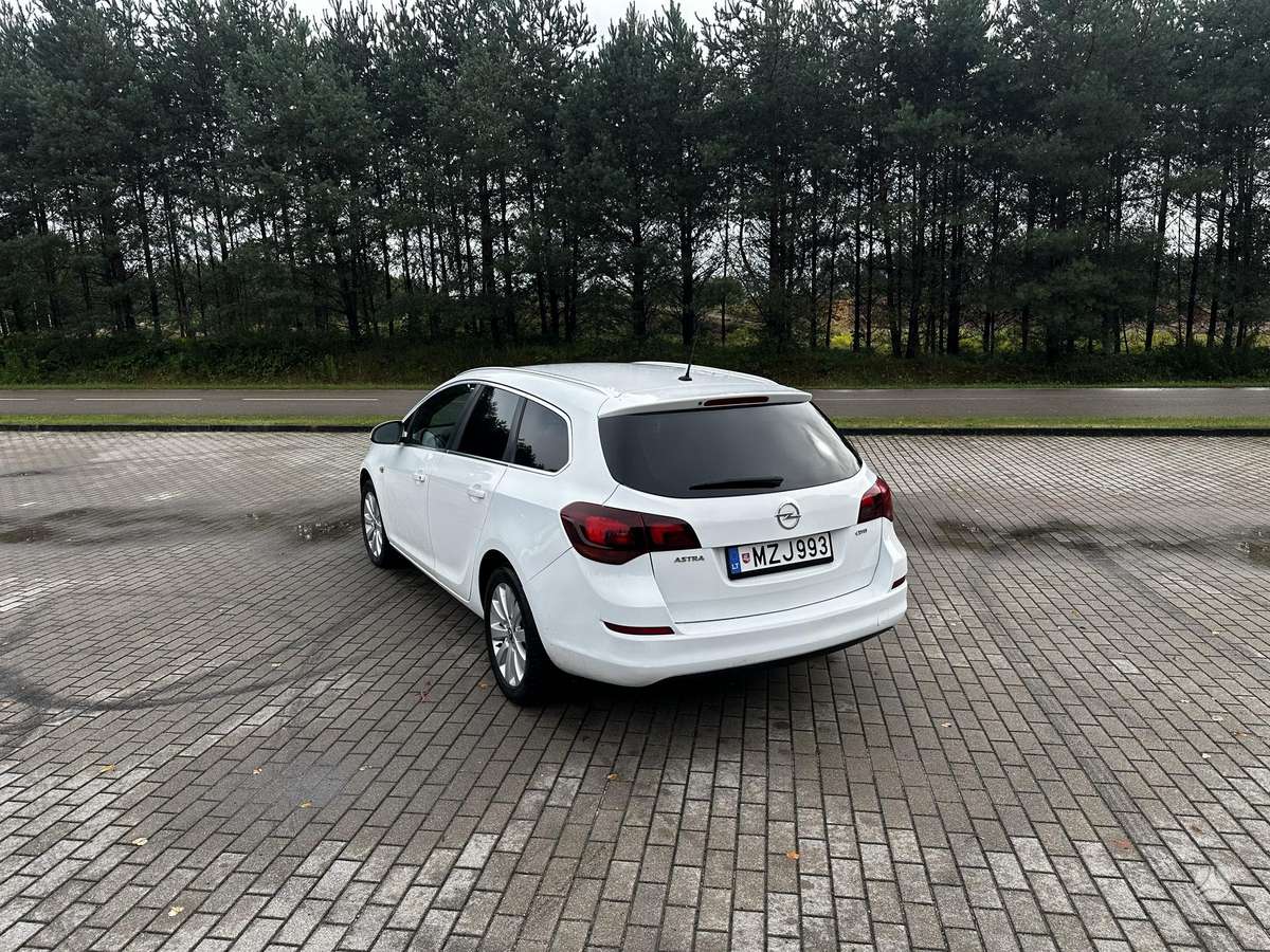 Opel Astra 2011 — engine 1700 cm³, 110 HP (81kW)