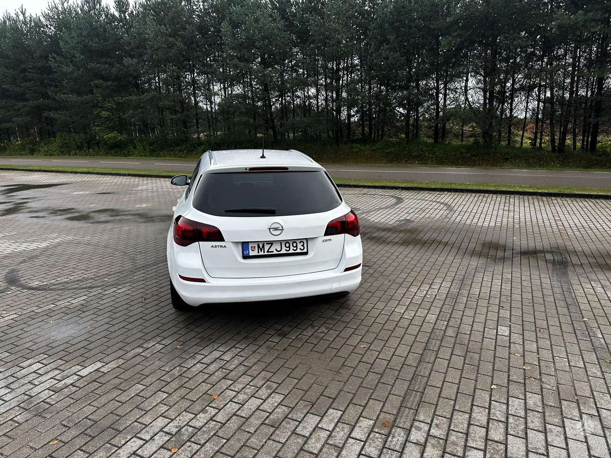 Opel Astra 2011 — photo 5
