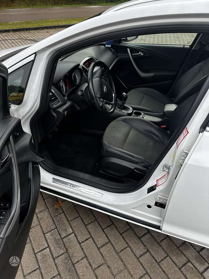 Opel Astra 2011 — photo 6