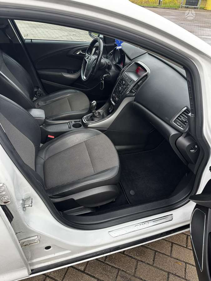 Opel Astra 2011 — photo 7