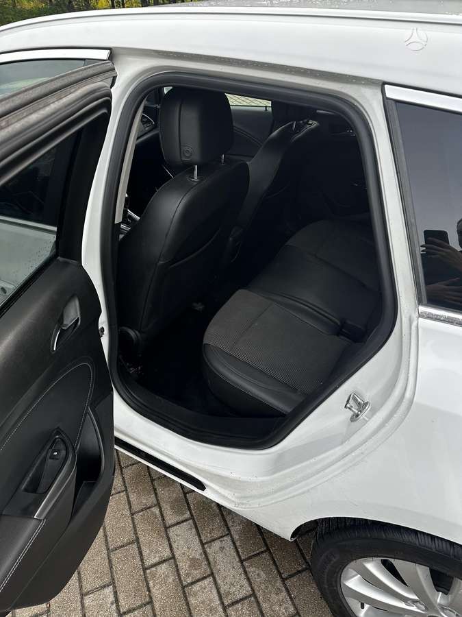 Opel Astra 2011 — photo 8