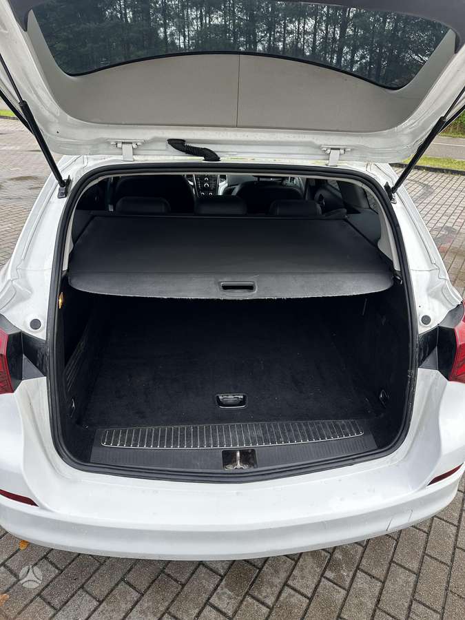 Opel Astra 2011 — photo 9