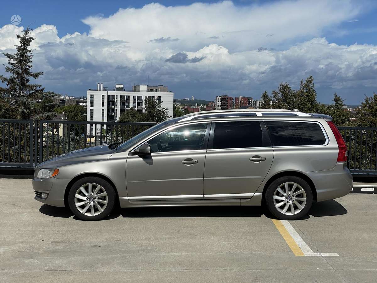 Volvo V70 2014 — rear view