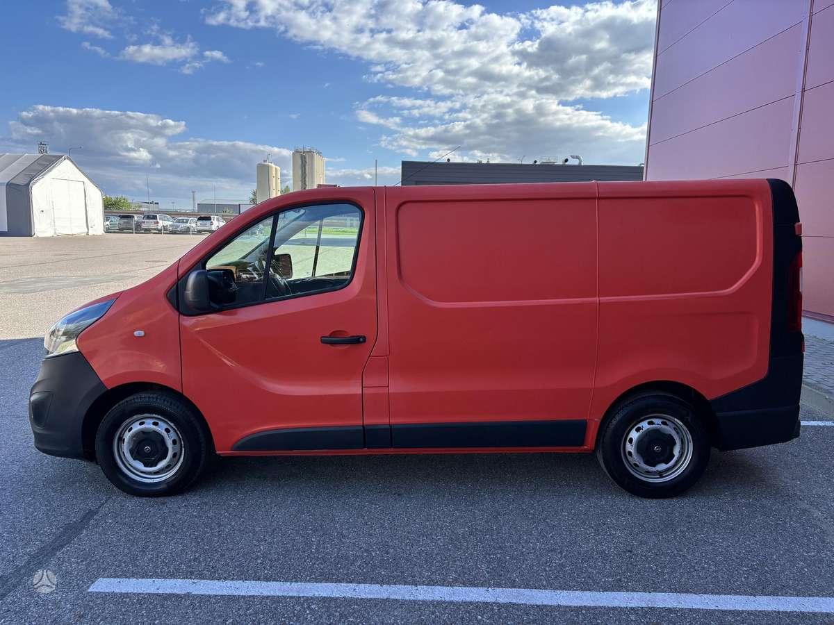 Opel Vivaro 2015 — rear view