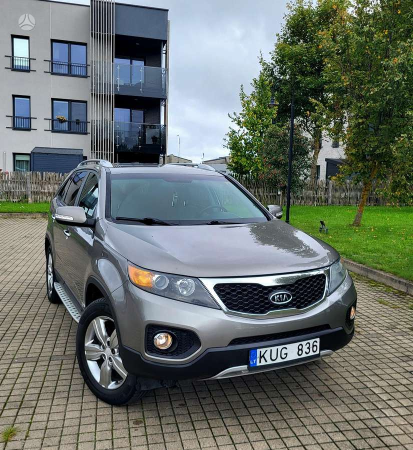 Kia Sorento 2012 — rear view