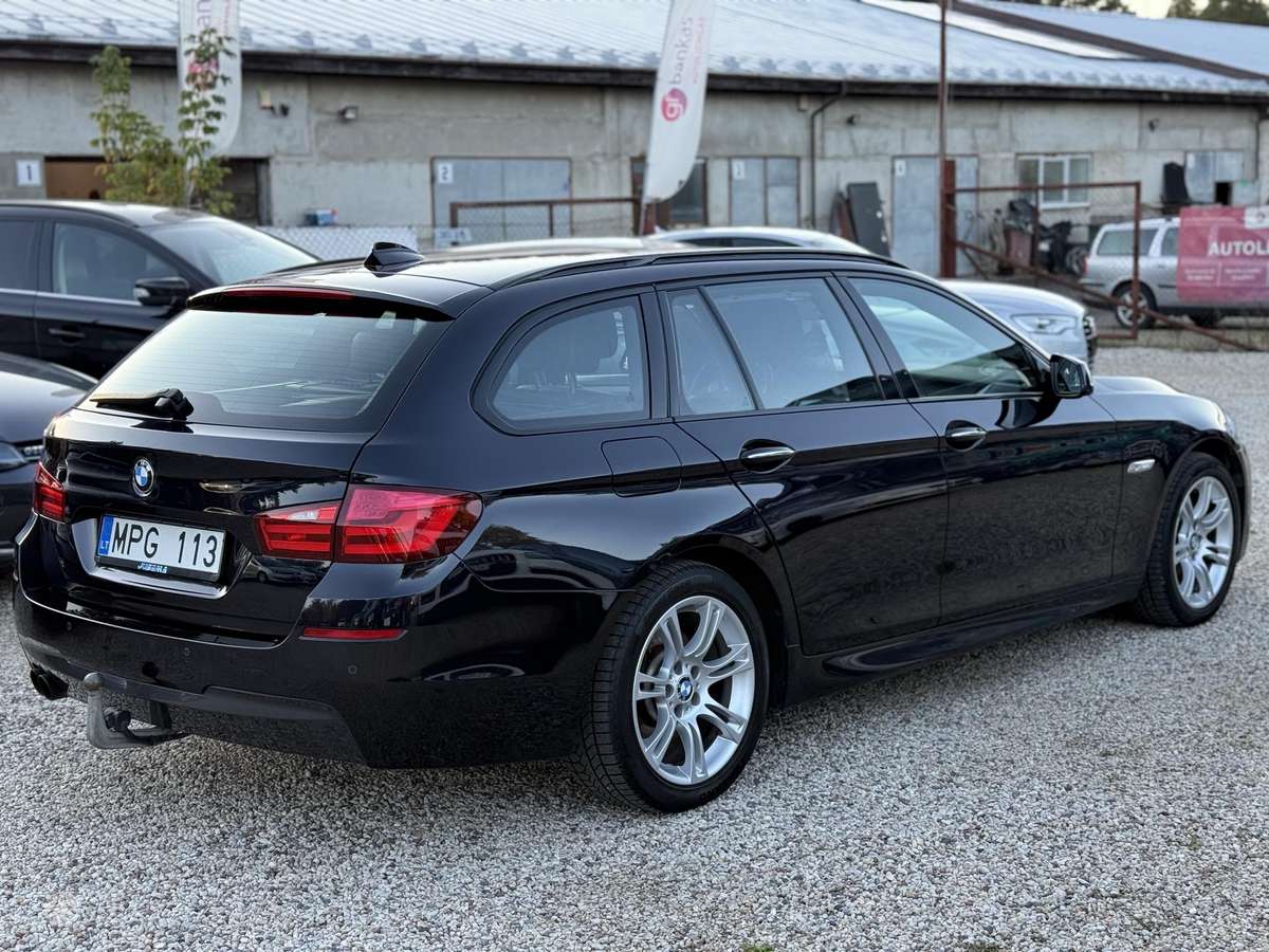 BMW 520 2011 — interior