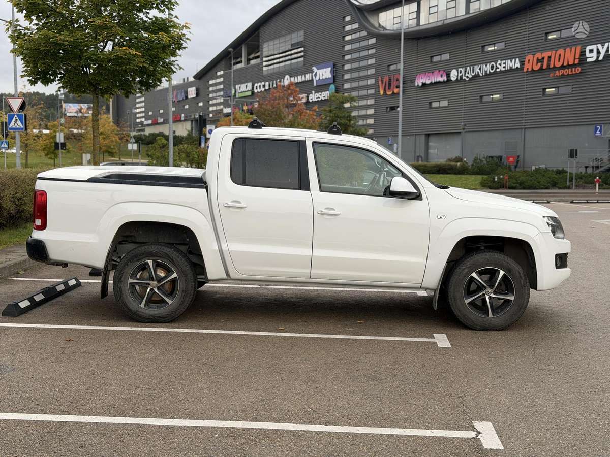 Volkswagen Amarok 2012 — rear view