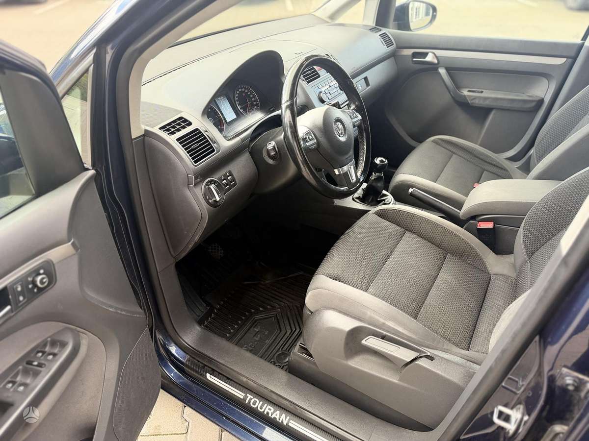 Volkswagen Touran 2011 — photo 12