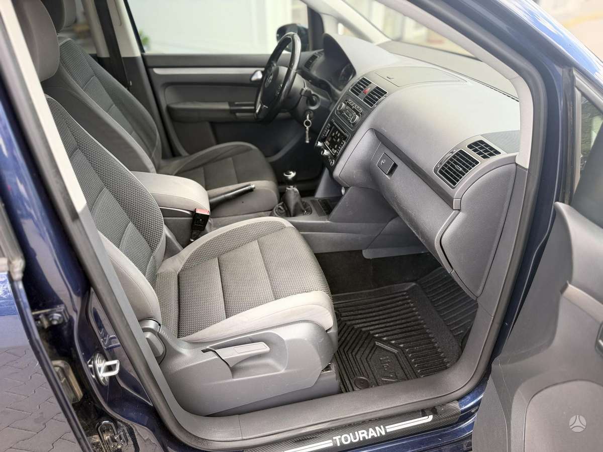 Volkswagen Touran 2011 — photo 13