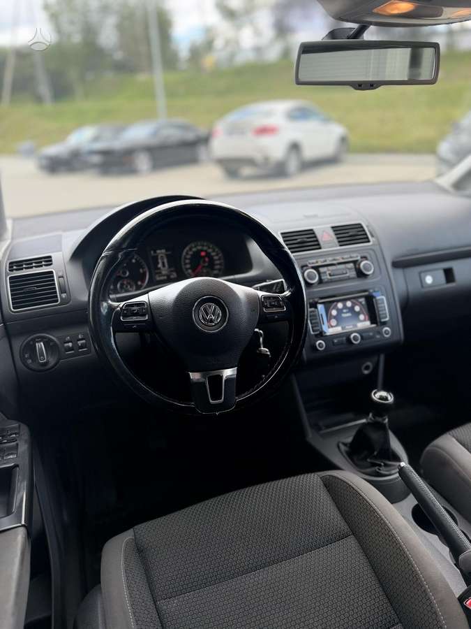 Volkswagen Touran 2011 — photo 14