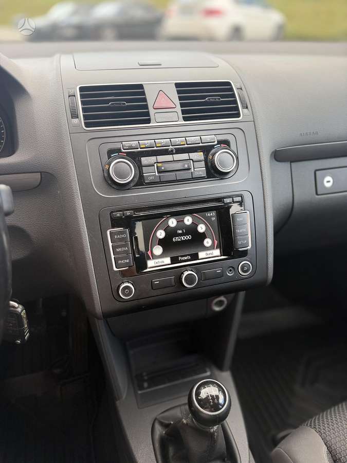 Volkswagen Touran 2011 — photo 15