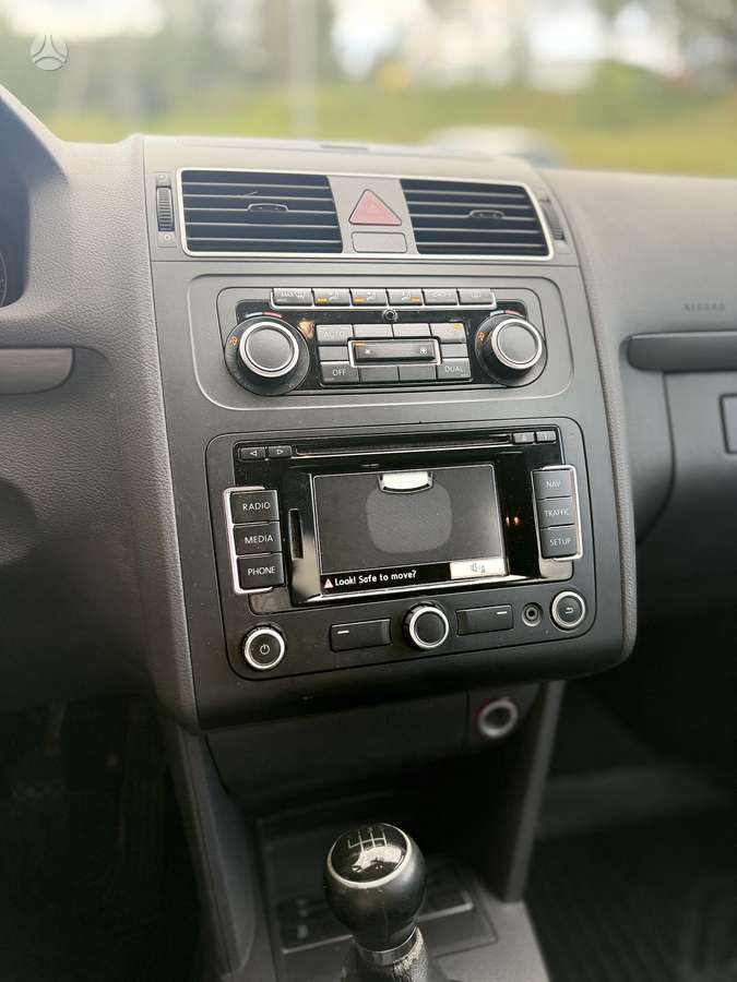 Volkswagen Touran 2011 — photo 16