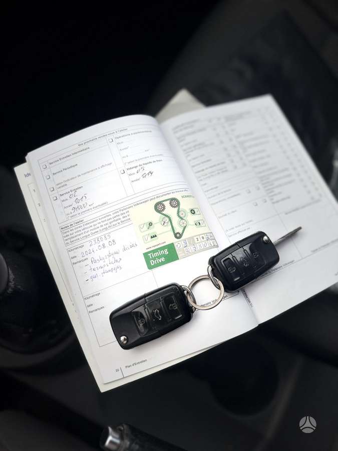 Volkswagen Touran 2011 — photo 18