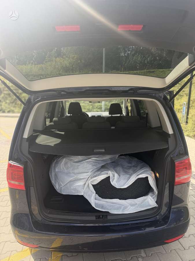 Volkswagen Touran 2011 — photo 19