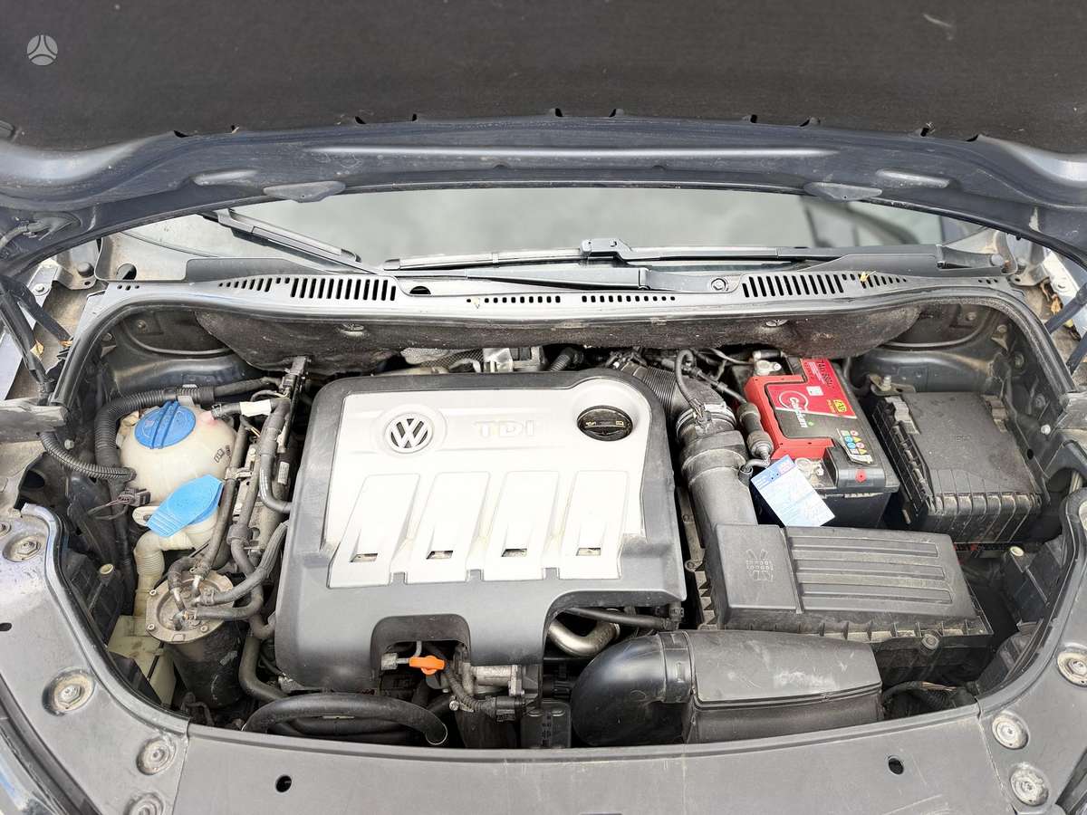 Volkswagen Touran 2011 — photo 21