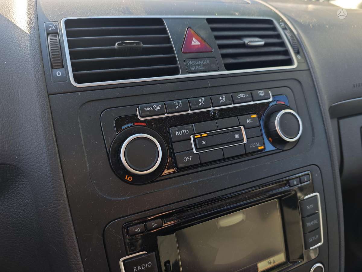 Volkswagen Touran 2012 — photo 17