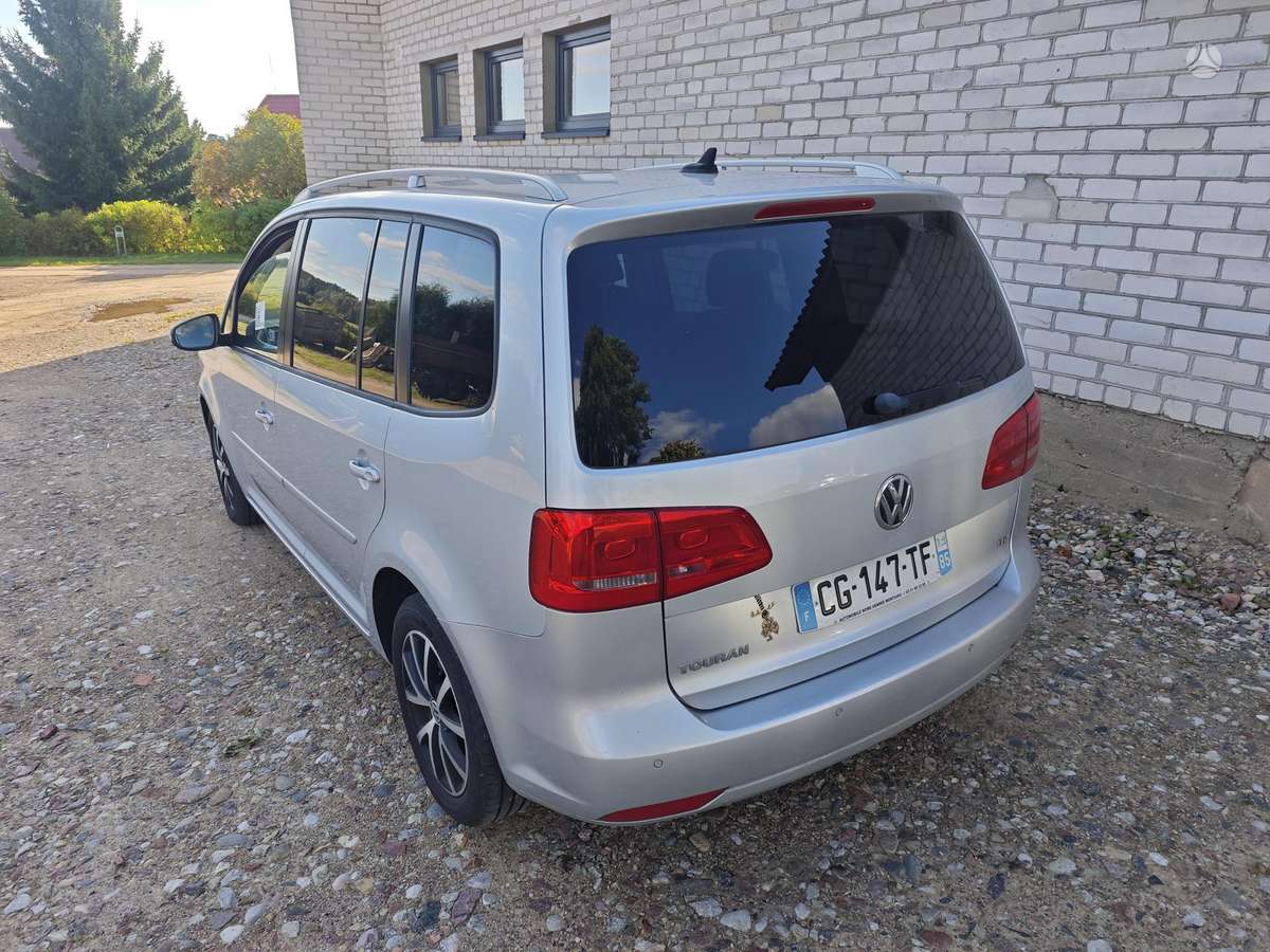 Volkswagen Touran 2012 — interior