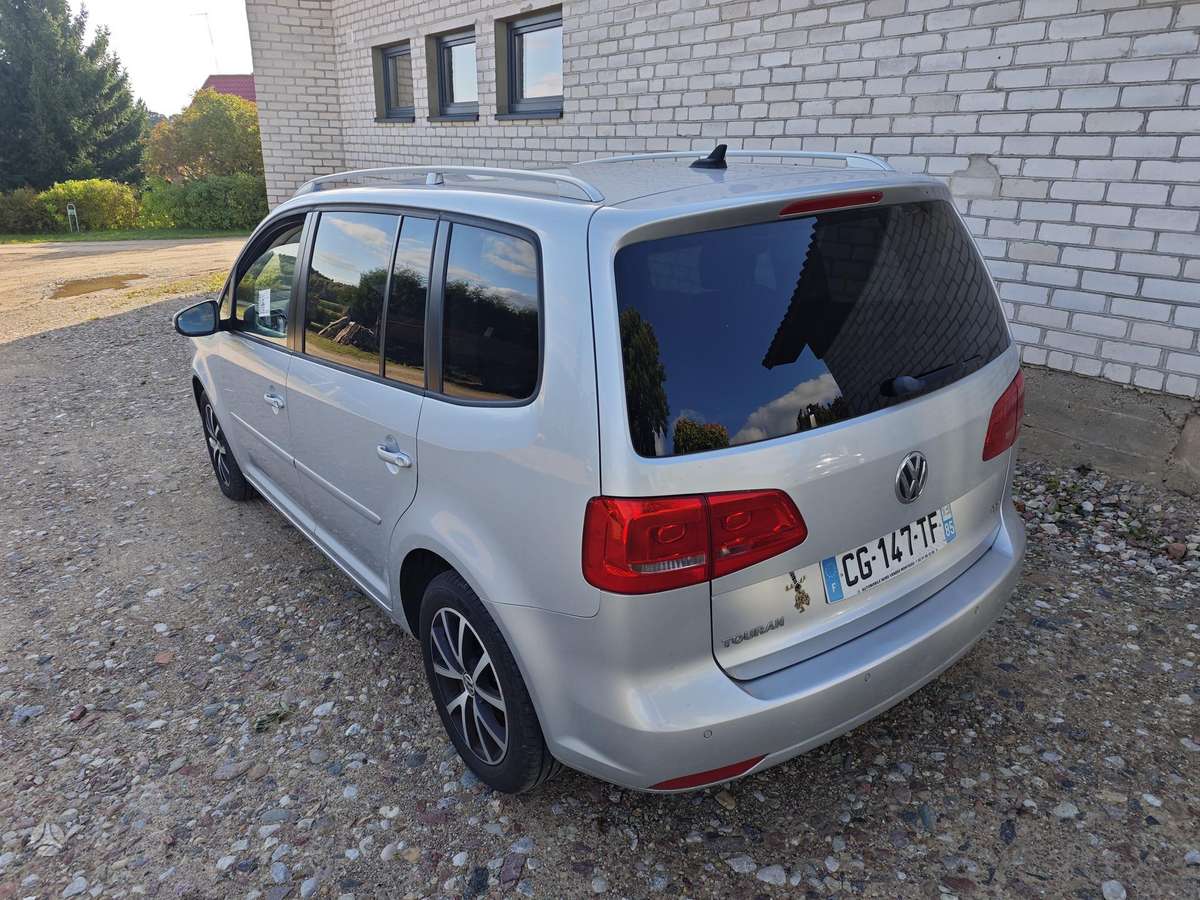Volkswagen Touran 2012 — engine 1598 cm³, 105 HP (77kW)