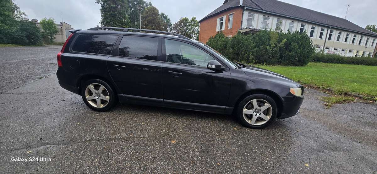 Volvo V70 2008 — rear view